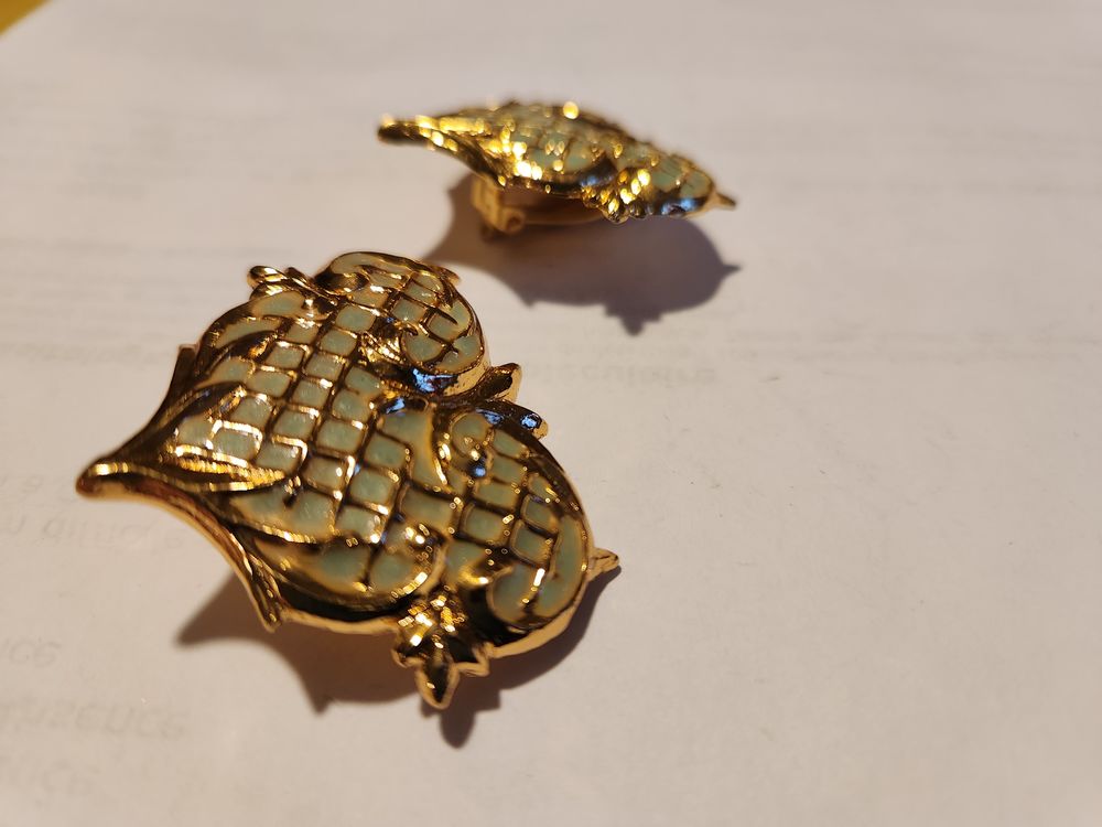 BO Clip C?ur dor&eacute; croisillons &eacute;maill&eacute; bleu Christian LACROIX Bijoux et montres