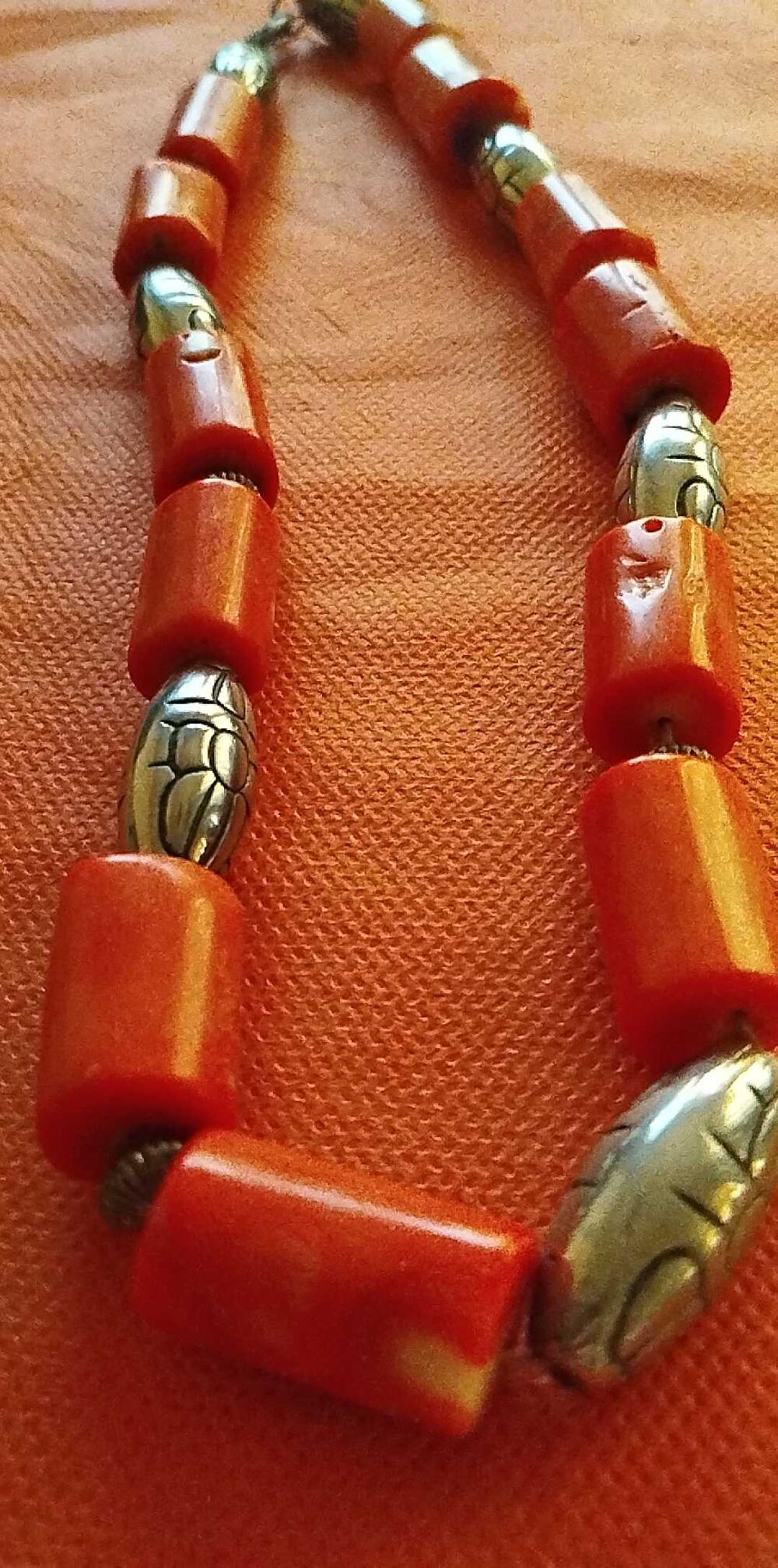 prestigieux collier &eacute;thique du Tibet en corail d'Asie. Bijoux et montres
