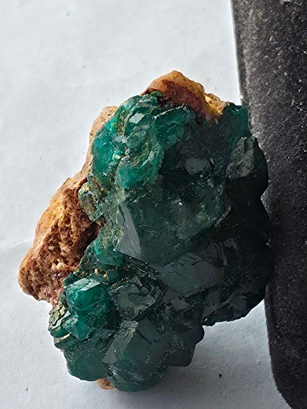 Dioptase brute sur matrice-Vert &eacute;meraude intense-38g 