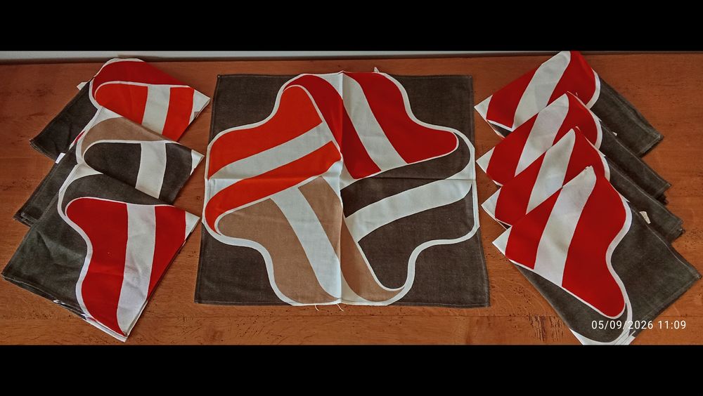 1 nappe et ses 8 serviettes VINTAGE ANNEE 70 Cuisine