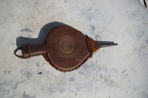 Ancien soufflet de cheminée en bois et cuir
20 Gargenville (78)