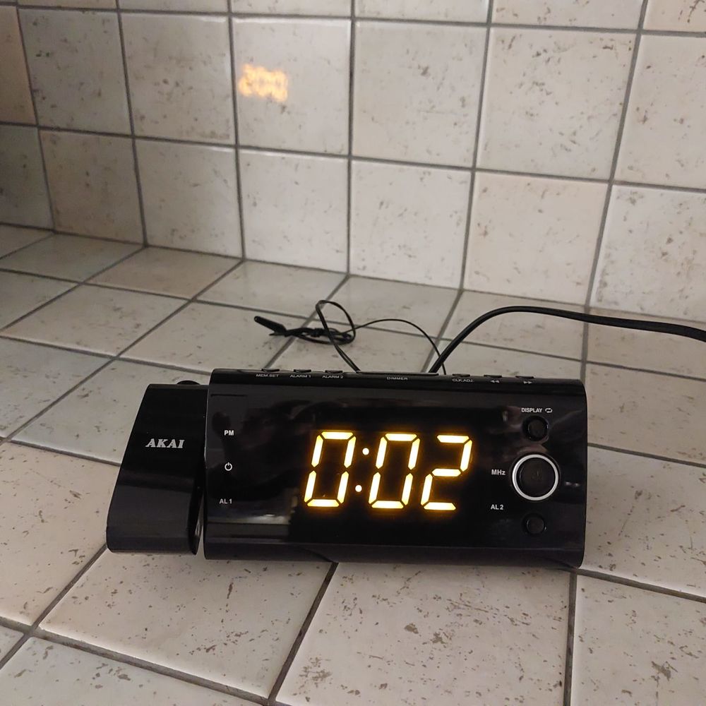 Radio - R&eacute;veil AKAI avec projection de l'heure Audio et hifi