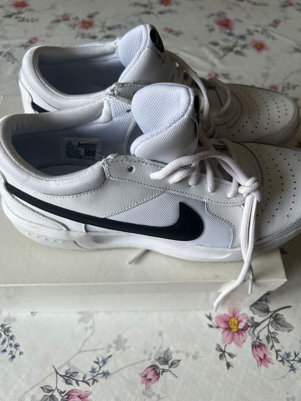 une paire de BASKET BLANCHE taille 42 Chaussures