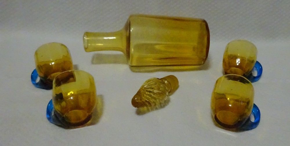 Tr&egrave;s joli service &agrave; liqueur XIXe en verre de couleur marron Décoration