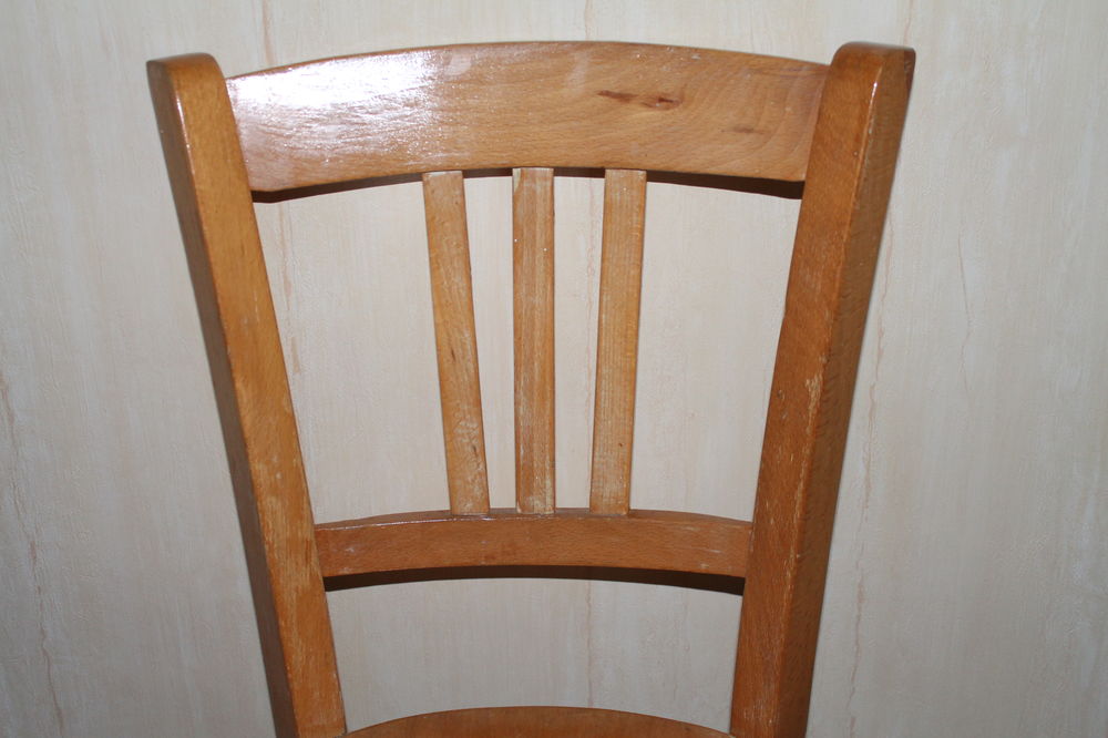 4 CHAISES BOIS H&Ecirc;TRE MASSIF VERNIES TBE. Meubles