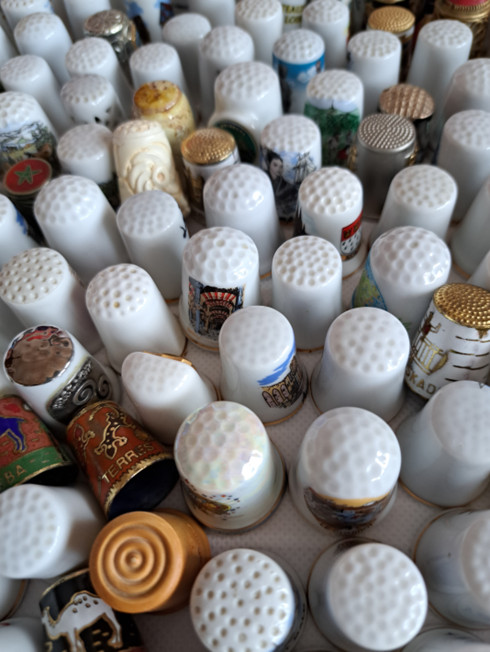 Lot de 200 d&eacute;s de collection 