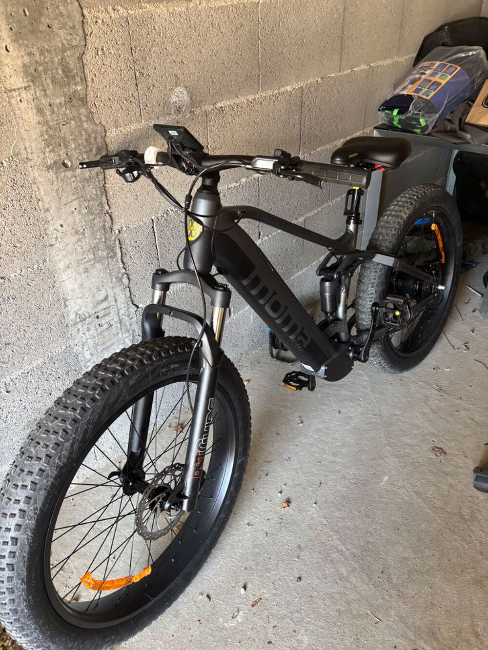 tr&egrave;s beau VTT &eacute;lectrique 26 pouces avec roues de 24 Vélos