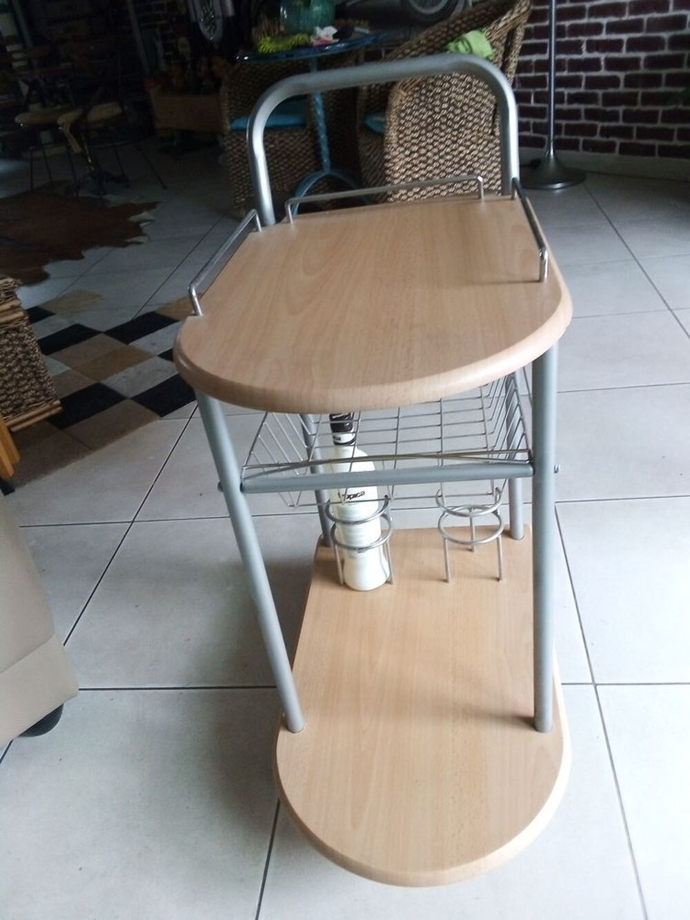 Belle d&eacute;serte avec roulettes en bois blond style scandinave Meubles