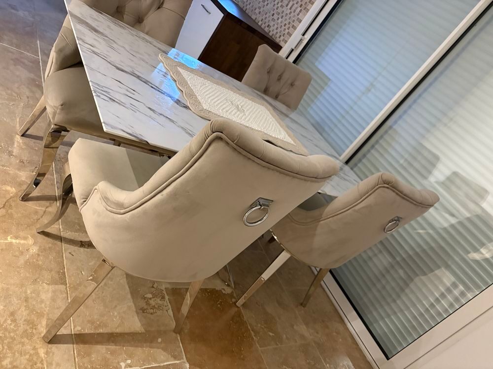 Table effet marbre et 4 chaises velours Meubles