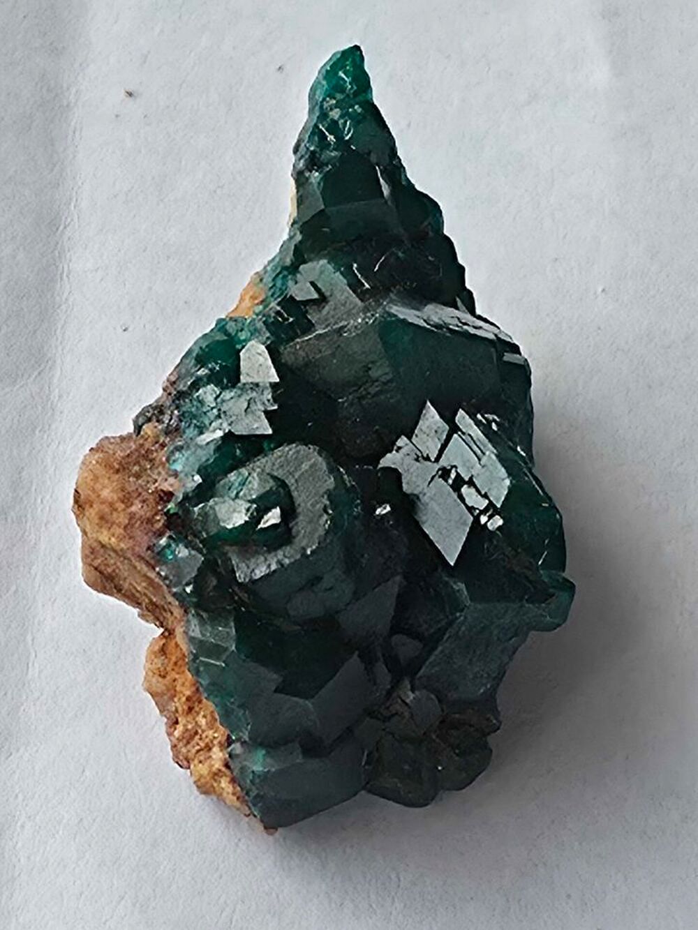 Sp&eacute;cimen de Dioptase v&eacute;ritable sur roche-Collection &amp; Lithoth&eacute;rapie 