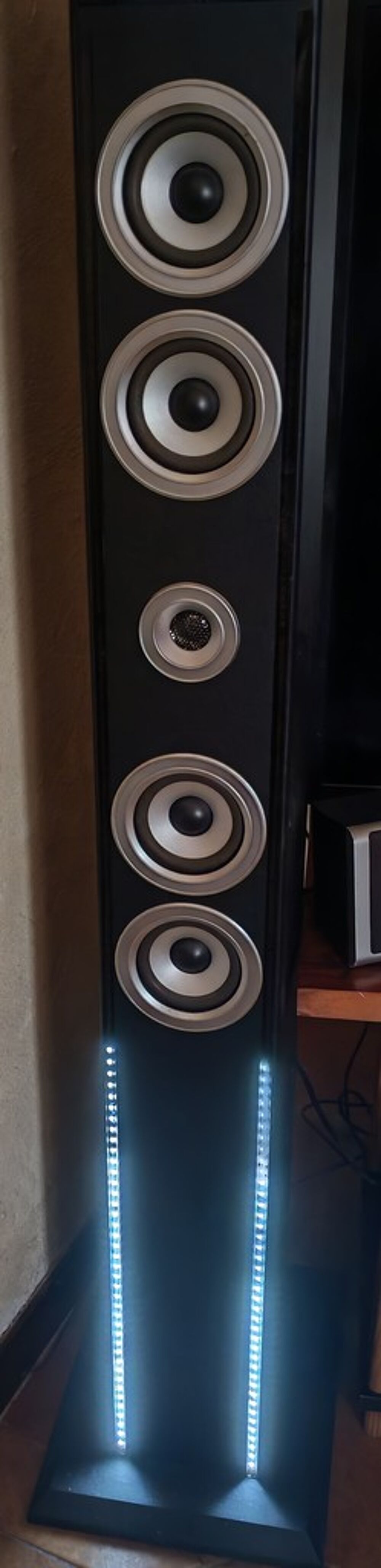 Enceinte colonne noire avec LED Audio et hifi