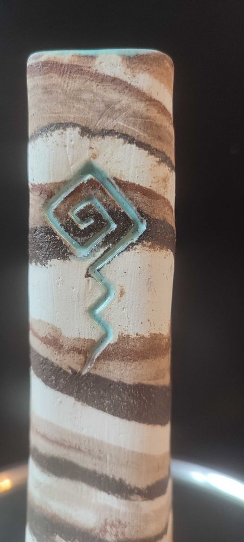 Vase en gr&egrave;s tourn&eacute; sign&eacute; &agrave; d&eacute;cor en relief 
