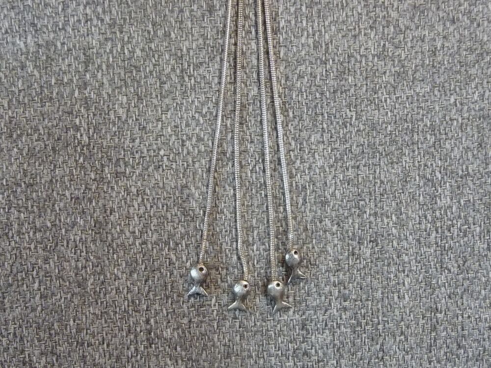 Collier/ Sautoir M&eacute;tal Vieilli Argent&eacute; Doubl&eacute; et 4 Poissons Bijoux et montres