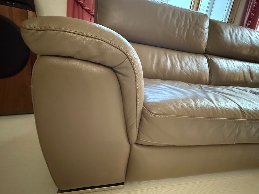 Canap&eacute; cuir 3 places tr&egrave;s bon &eacute;tat, largeur 226 cm. Meubles