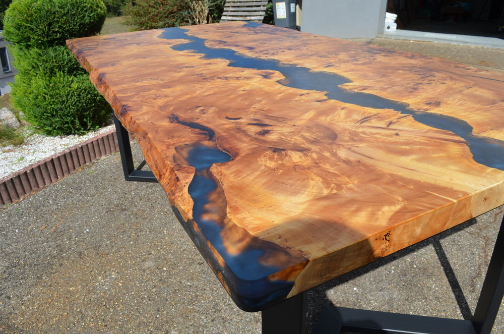 Table &agrave; manger neuve en bois et r&eacute;sine Meubles