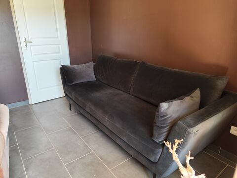 Canap gris fonc en velours avec coussins 700 Gonfaron (83)