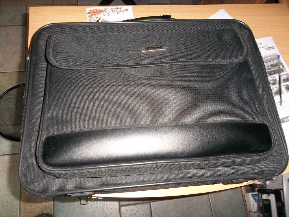 Ordinateur portable avec sa sacoche de transport Matériel informatique