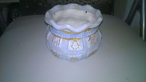 Pot bleu et gris avec incrustation style or
Excellent eta
8 Talange (57)