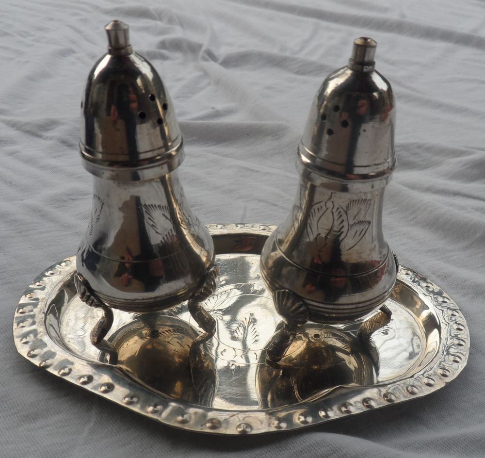 Coffret avec 2 pots &agrave; &eacute;pices sur un plateau inox
Cuisine