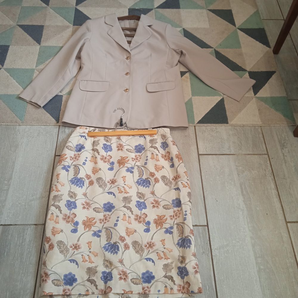 Jupe beige motifs fleurs fermeture eclair sur l'arri&egrave;re tail Vêtements