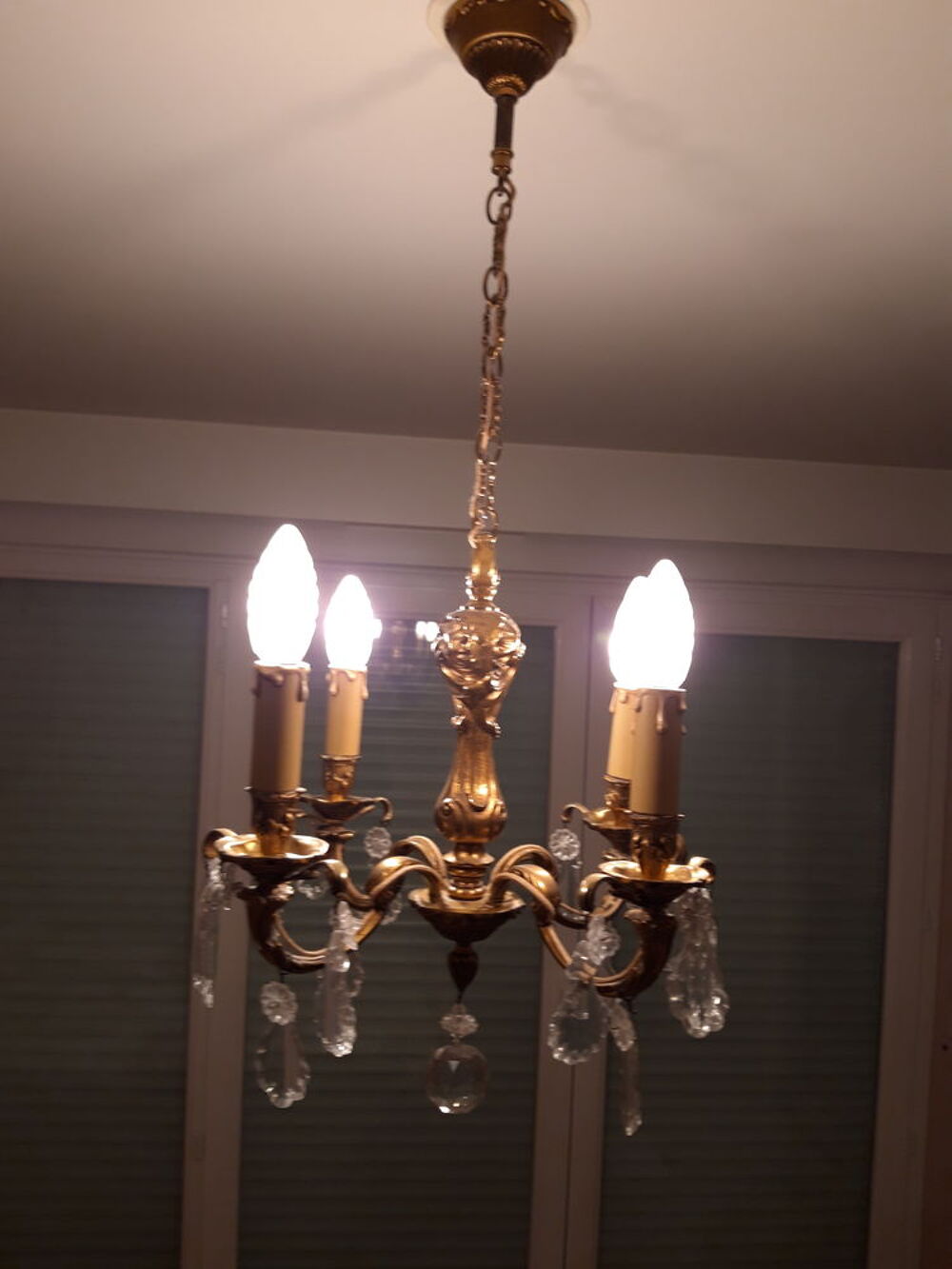 Lustre &agrave; pampilles en bronze dor&eacute;, style Louis XV Décoration