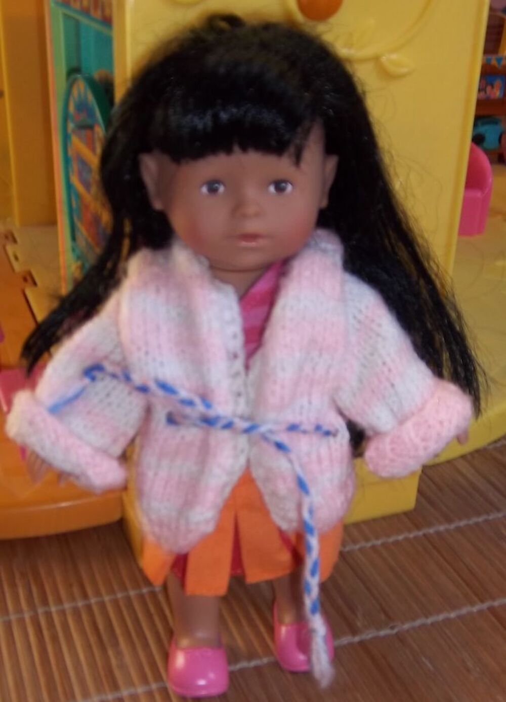 Gilet en laine rose et blanc petite poup&eacute;e Jeux / jouets