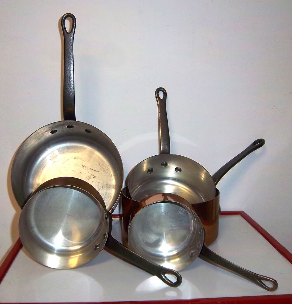 SERIE DE 5 CASSEROLES LES CUIVRES DE FAUCOGNEY ET ETAGERE Décoration