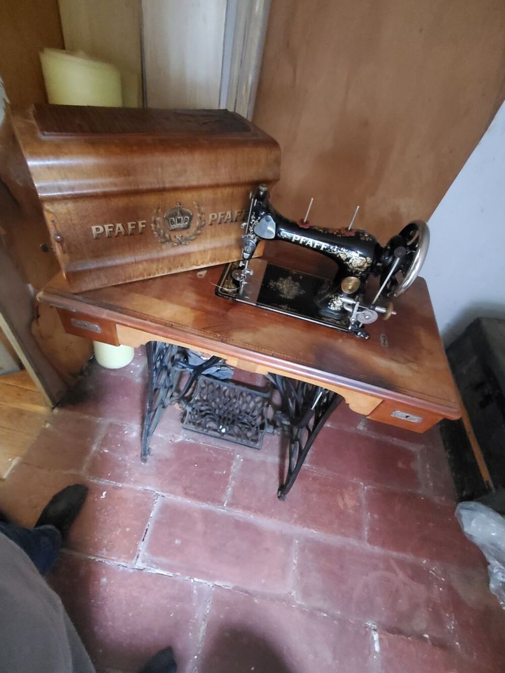 Machine &agrave; coudre de la marque pfaff Meubles