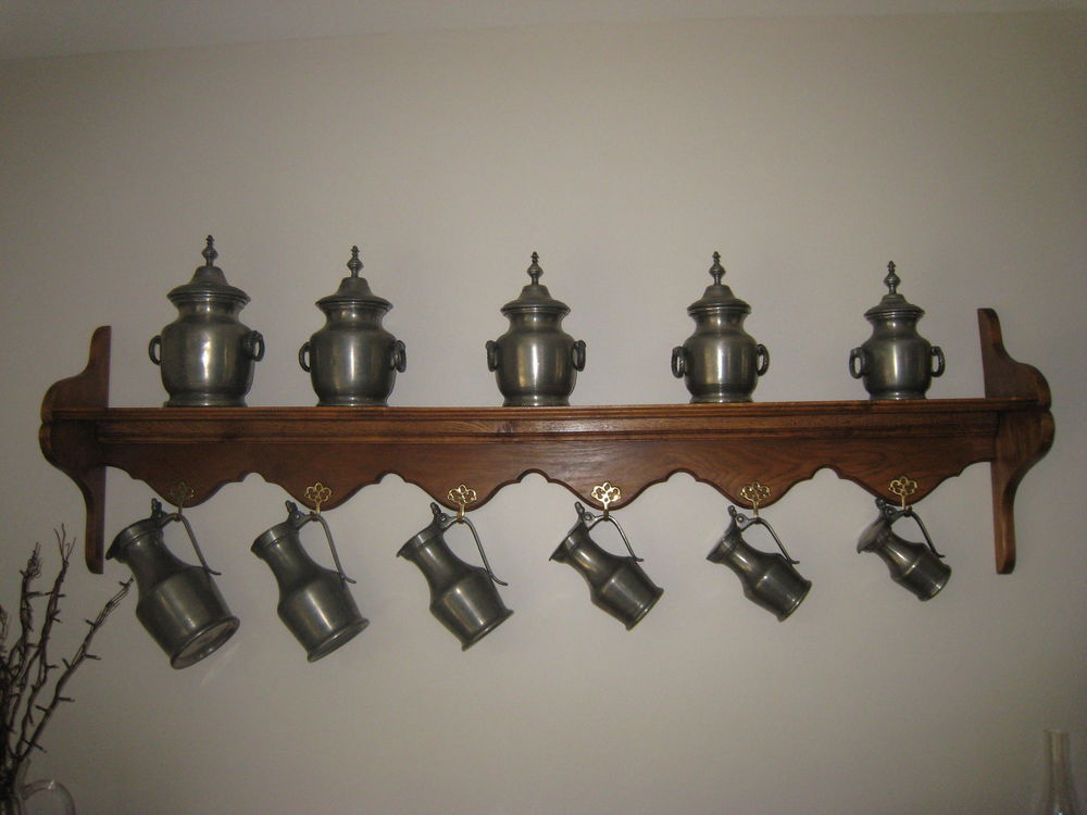 &eacute;tag&egrave;re avec pichets et pots en &eacute;tain Décoration