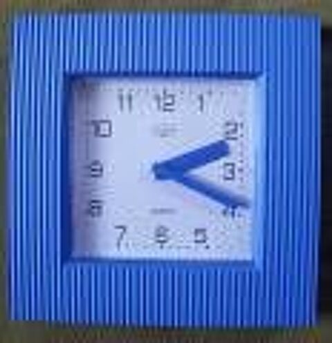 Pendule � quartz bleue  les jours heureux  8 Montauban (82)