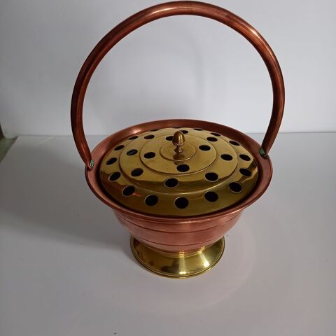 Joli Pique-fleurs Bouqueti�re Villedieu en cuivre et laiton, 25 Saumur (49)