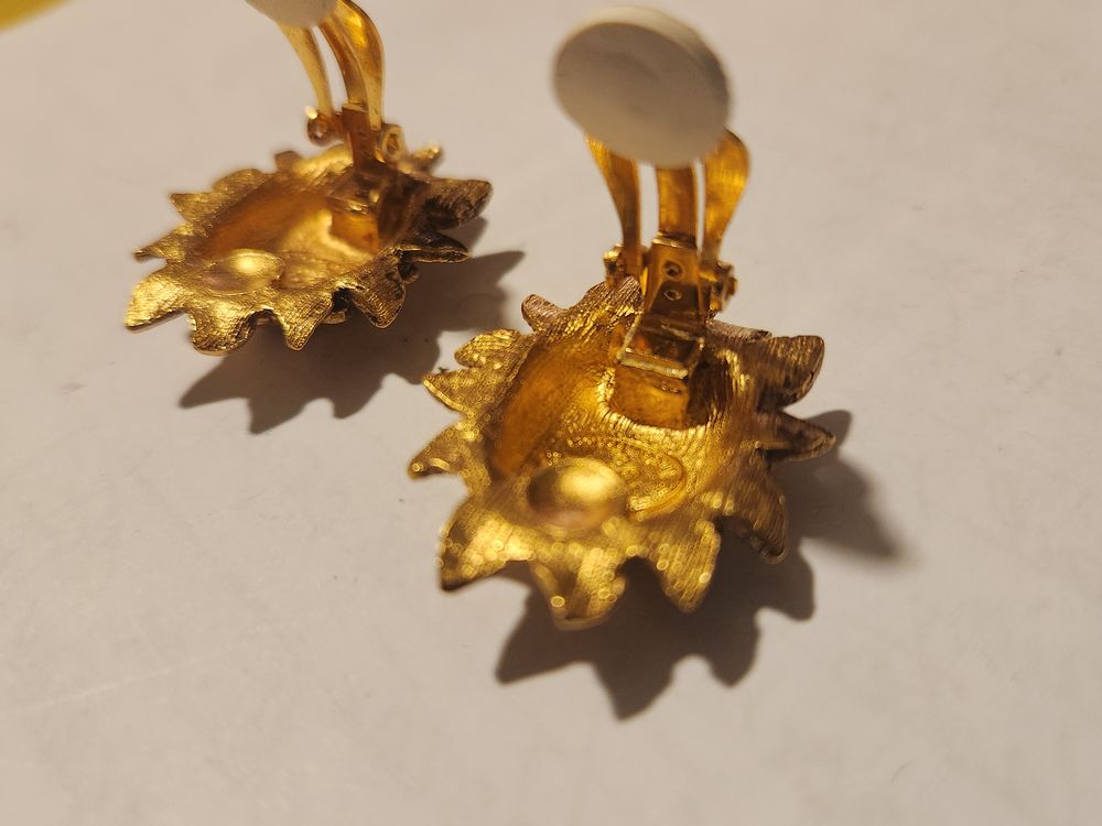 BO Boucles Oreilles dor&eacute;es ovale fleur &eacute;maill&eacute;e noir LACROIX Bijoux et montres