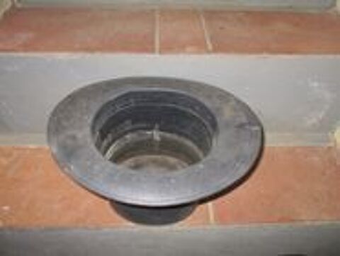 Deux chapeaux en plastique dur noir = faire offre 0 M�rignies (59)