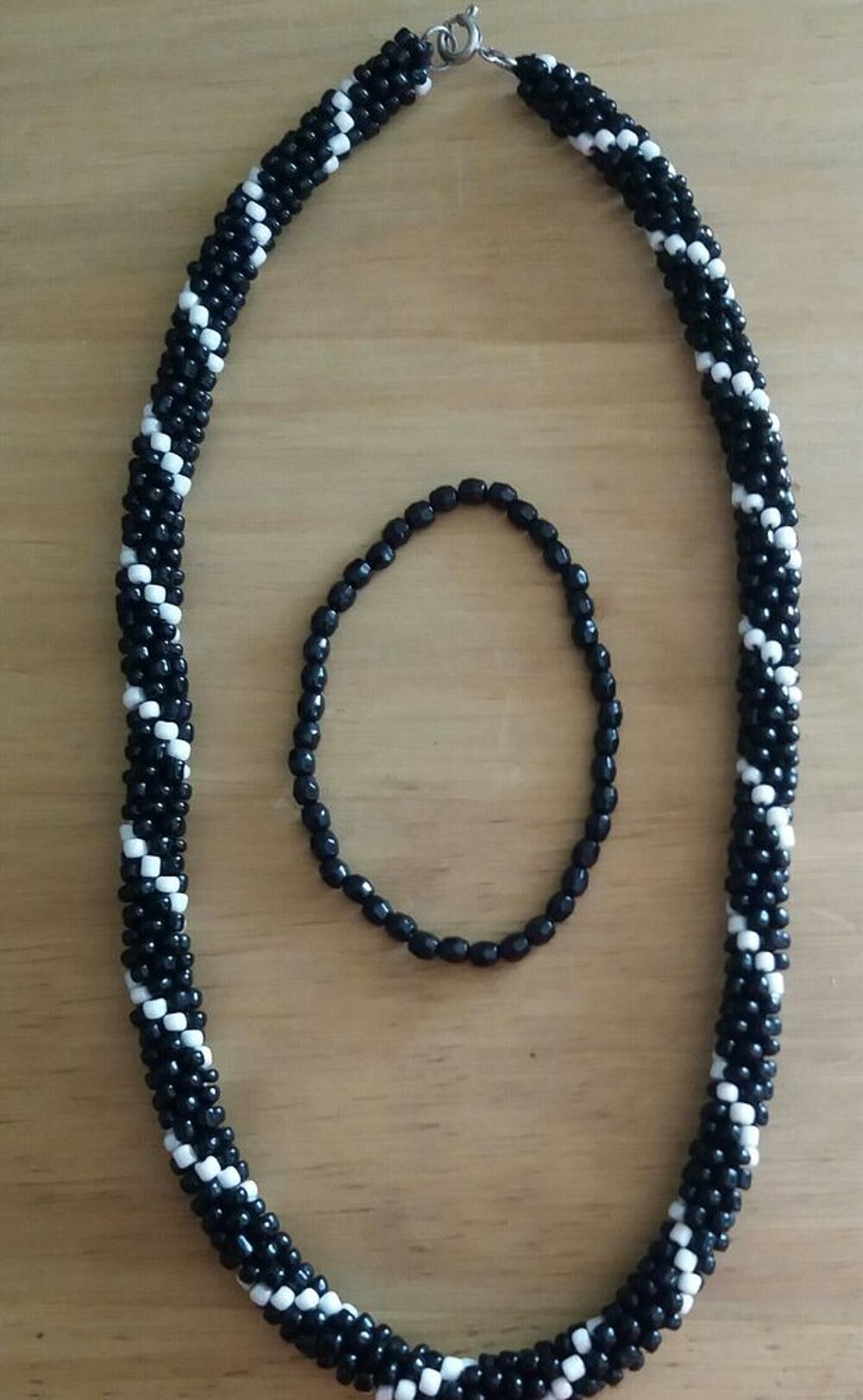 Collier en ras de cou petites perles noire et blanche Bijoux et montres