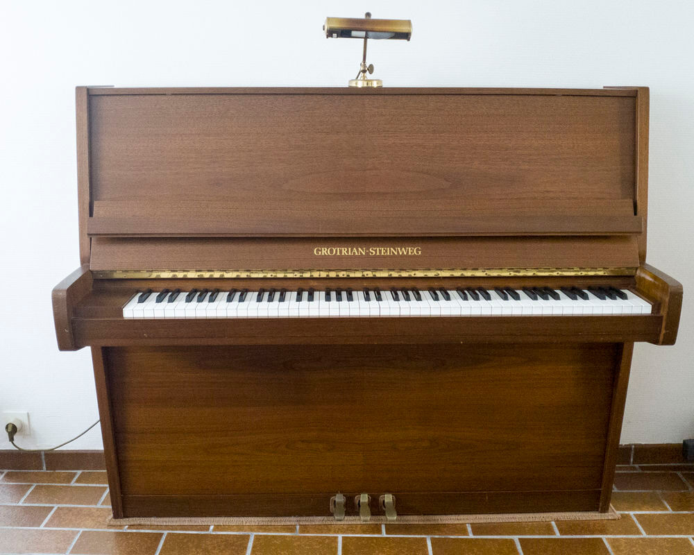 Piano droit noyer satine GROTRIAN-STEINWEG mod&egrave;le 122M Instruments de musique