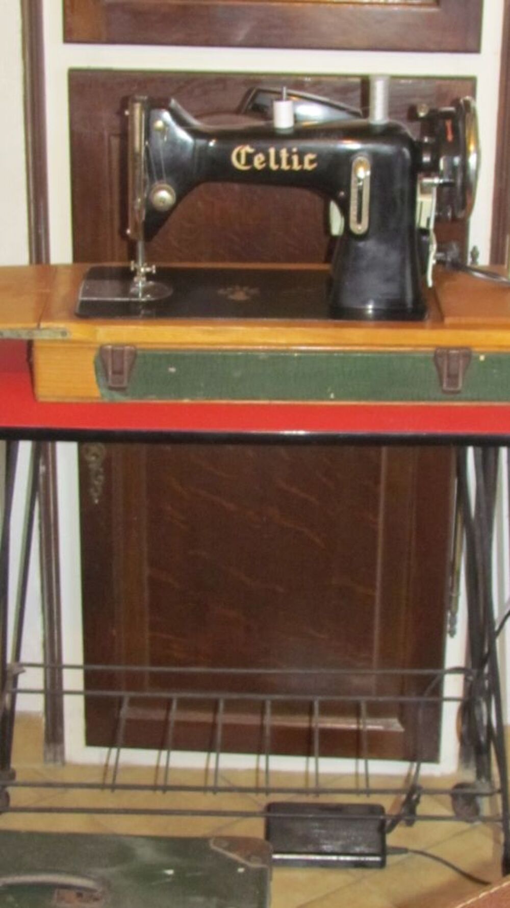 MACHINE A COUDRE ANCIENNE - EN ETAT DE FONCTIONNEMENT 