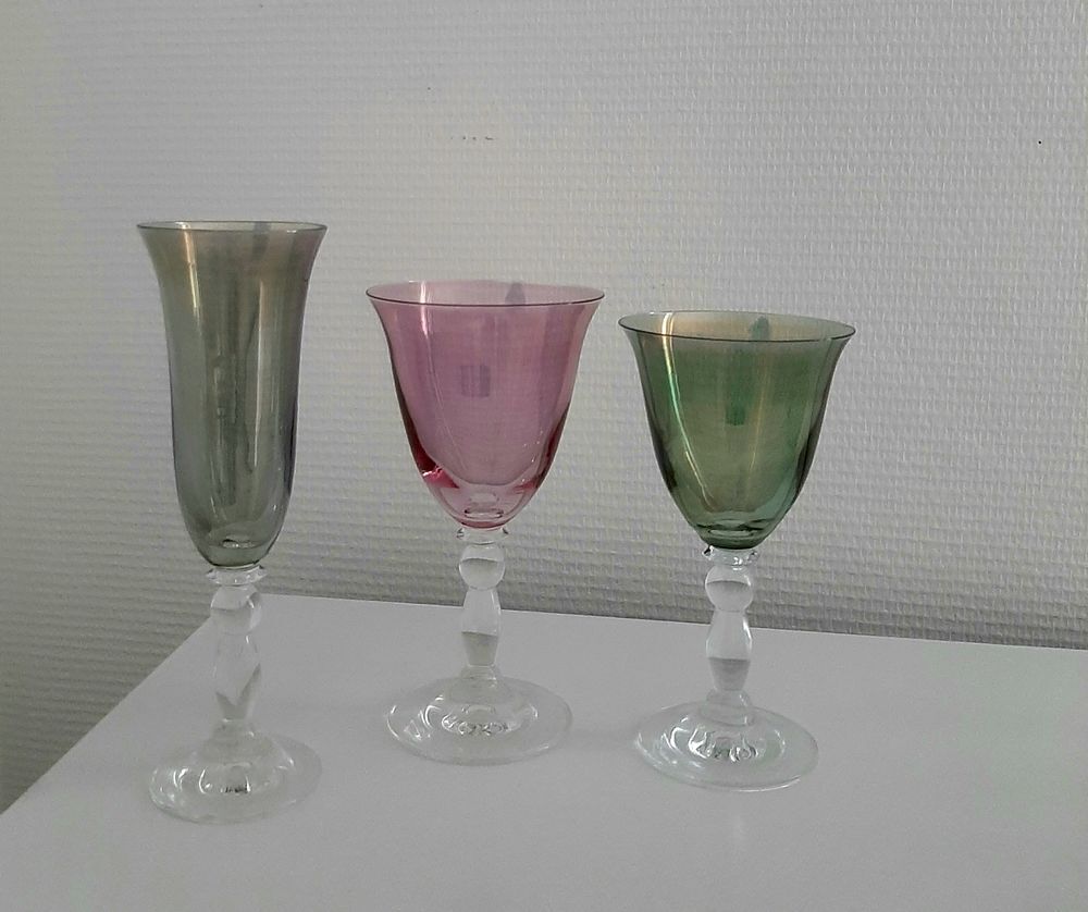 Lot de 34 verres iris&eacute;s. Cuisine