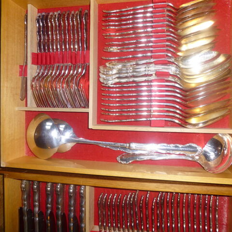 Tres belle menagere 126 pièces 220 Cran-Gevrier (74)