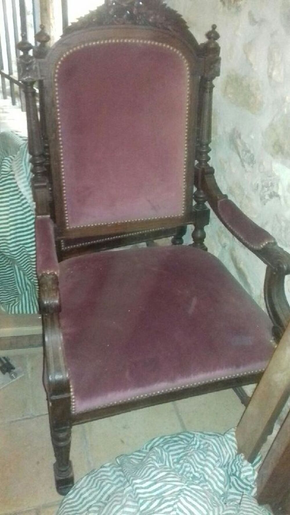 Deux beau fauteuils larges bois et velours grenat. Meubles