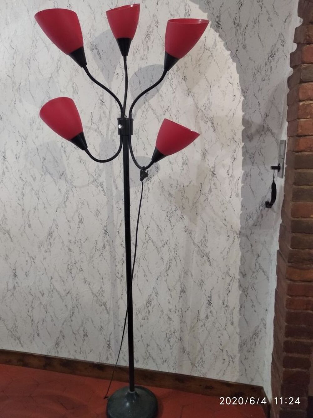 lampadaire rouge et noir Décoration