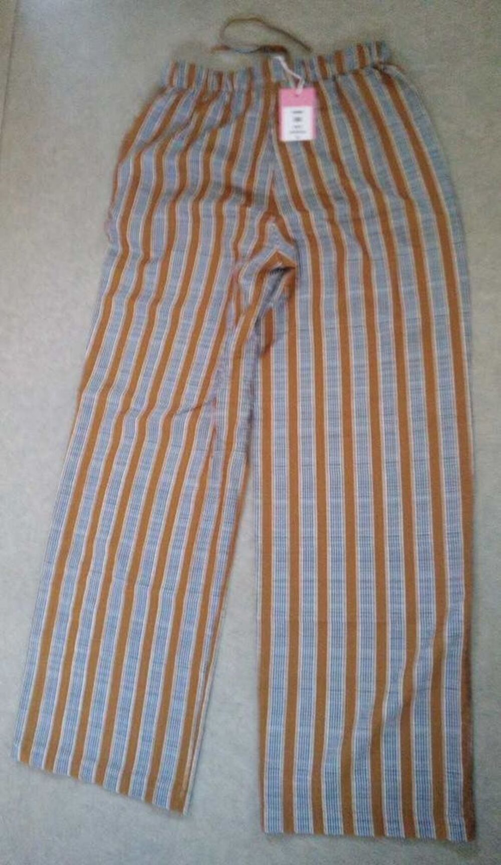 Pantalons salopette femme neuf jamais port&eacute; taille 36 et 38. 
Sur Amiens Rivery, 
15 € pi&egrave;ce. 
Dispo...
Remise en main propre... Vêtements