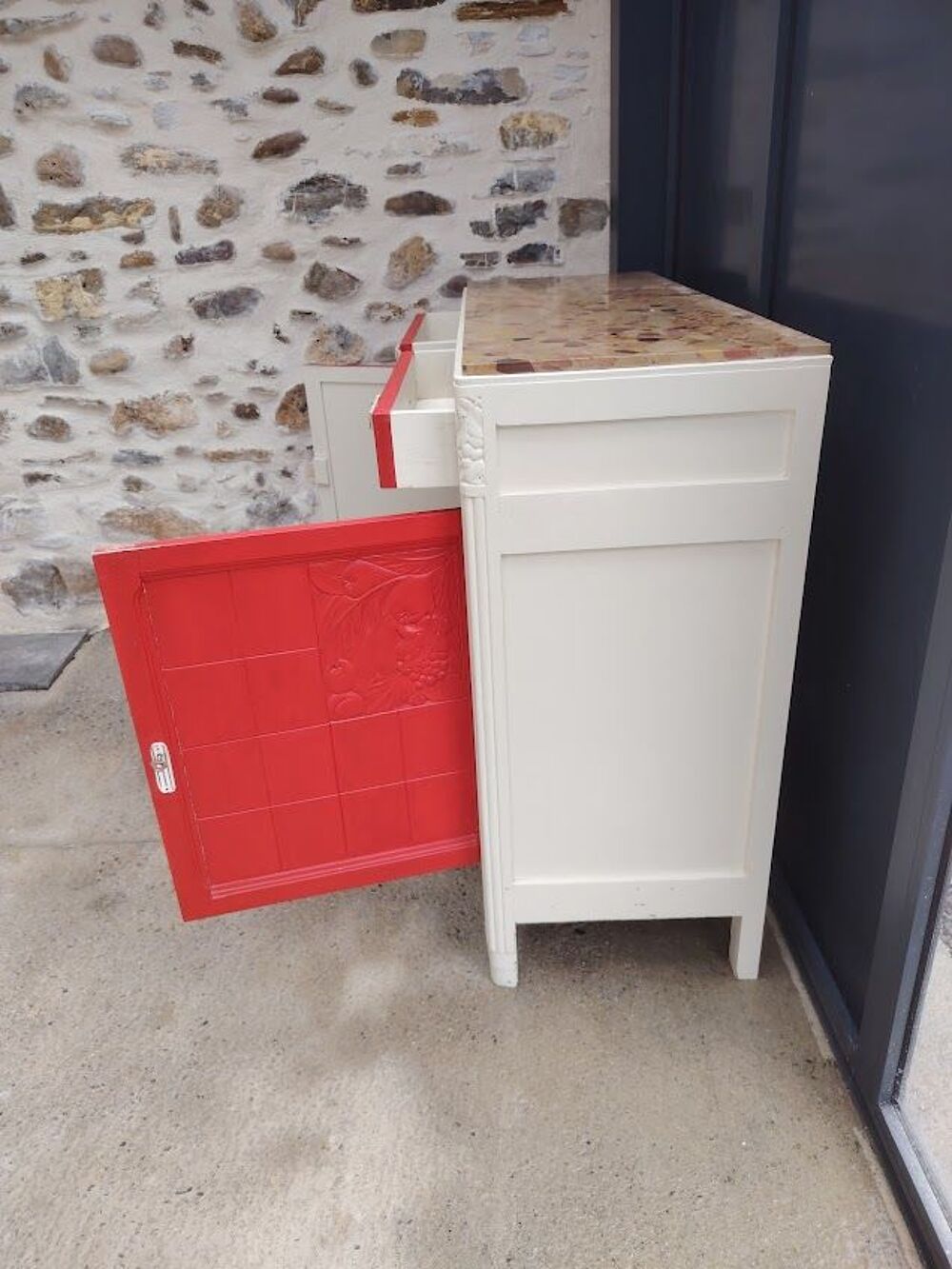 Buffet rouge et cr&egrave;me, deux portes, deux tiroirs Meubles