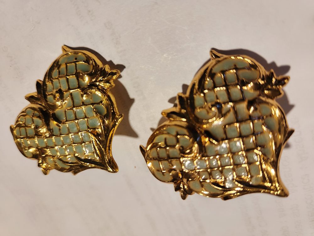 BO Clip C?ur dor&eacute; croisillons &eacute;maill&eacute; bleu Christian LACROIX Bijoux et montres