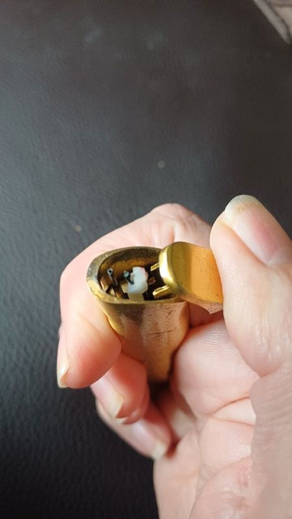 Briquet dor&eacute; rechargeable 8 cm sur 2 cm tr&egrave;s bon &eacute;tat 5e 