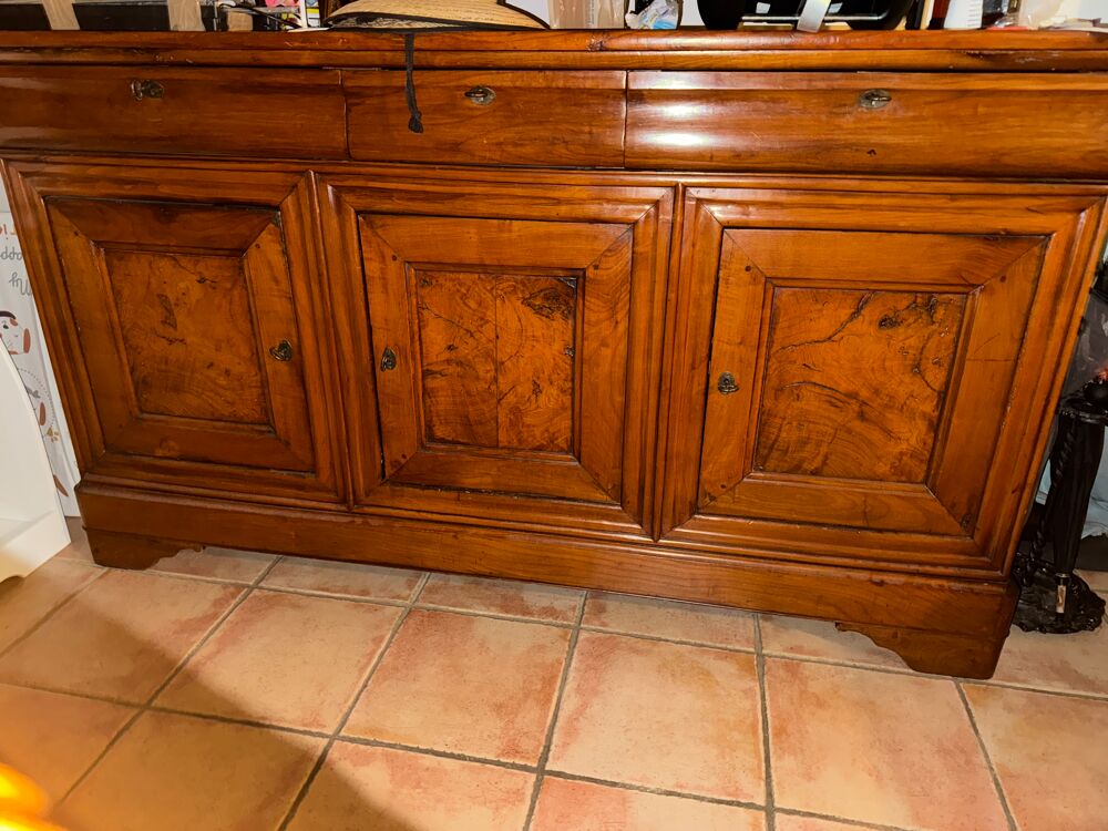 meuble de salon avec 3 portes et 3 tiroirs. Meubles