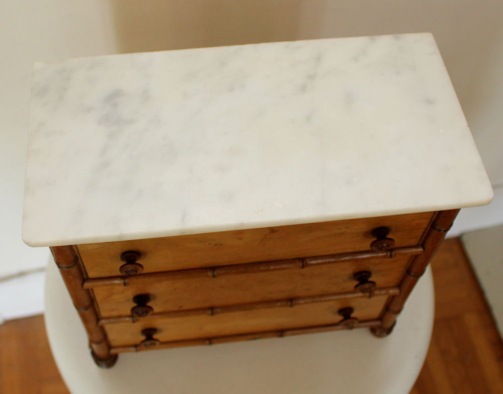 Petite commode de poup&eacute;e bambou et marbre jouet ancien 
Jeux / jouets
