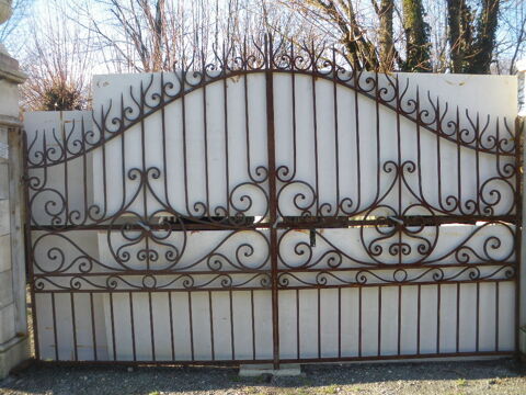 Portail en fer forg�, r��dition de mod�les anciens en fer plein. 3200 Ch�teau-l'�v�que (24)
