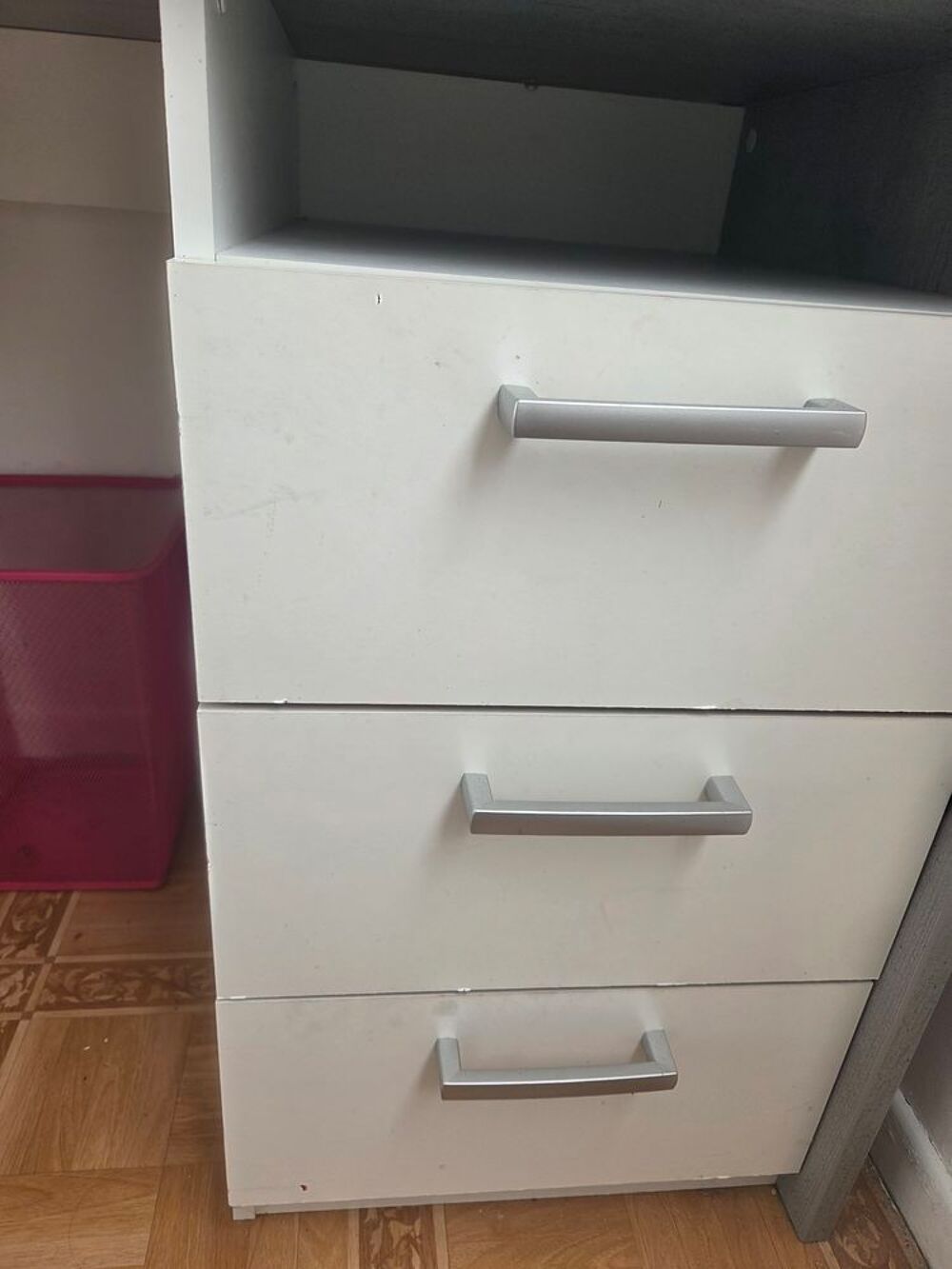 Bureau avec petites imperfections 
Faire offre Meubles