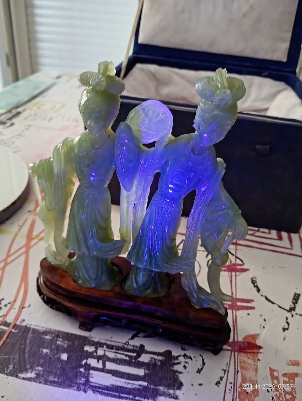 jolie statuette en jade sculpt&eacute; sur son socle d'origine 