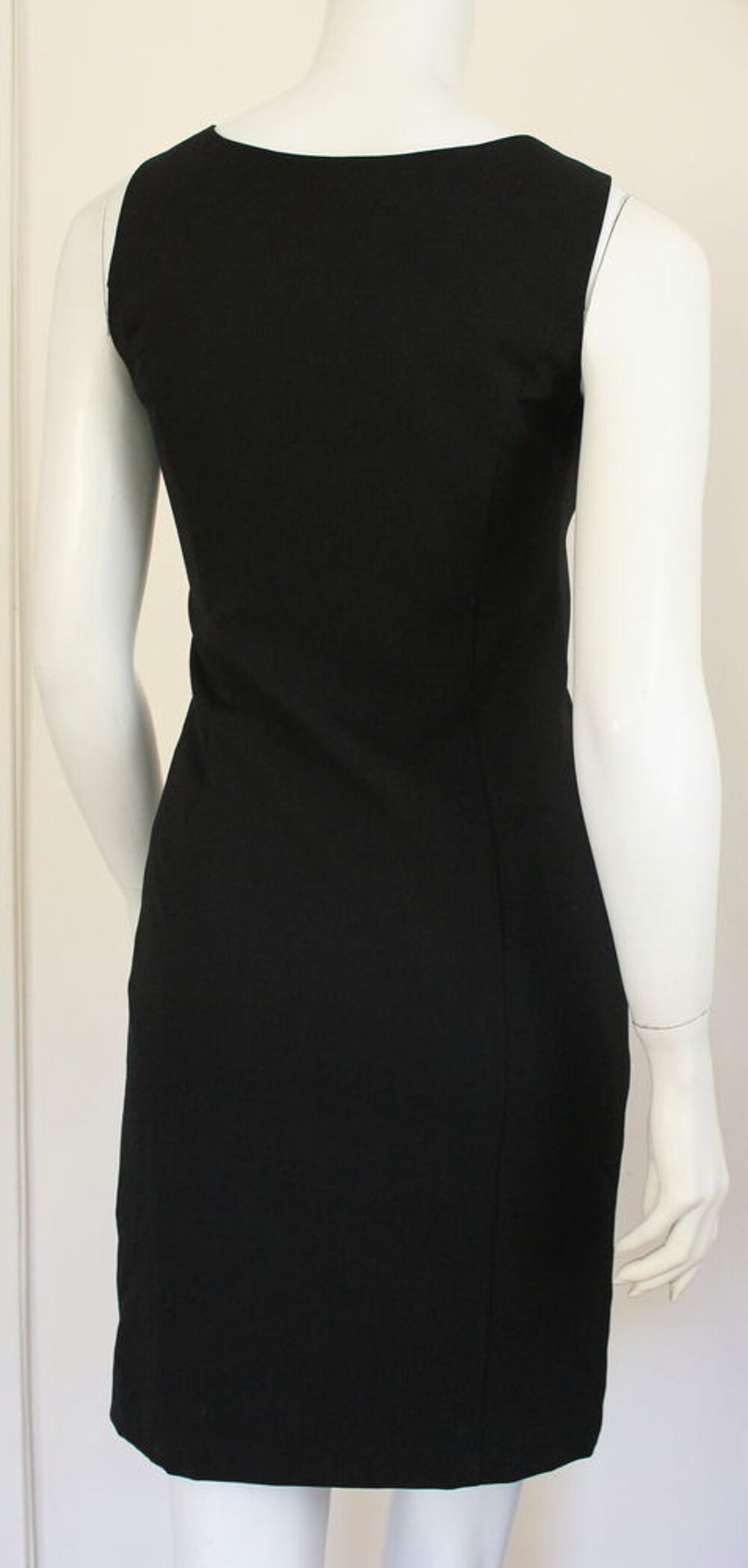 Robe noire MOSCHINO
T.S soit 36 Fr Vtements